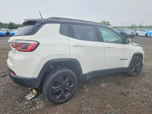 3C4NJDBB5JT395354 — 2018 Jeep Compass, фото 3 с аукциона Copart, Повреждения снизу