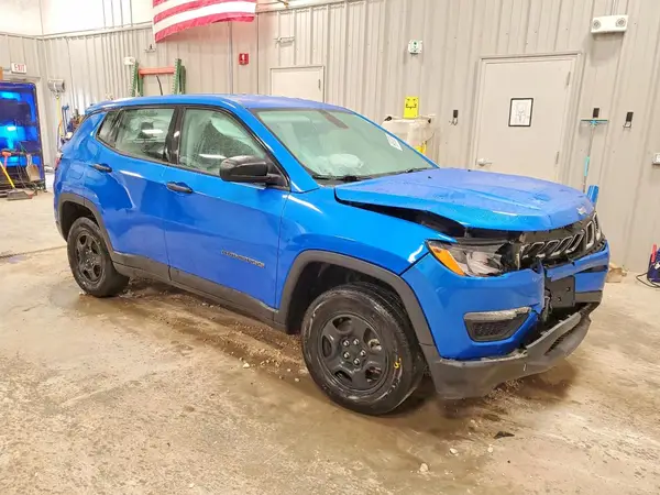 3C4NJDAB1JT190759 — 2018 Jeep Compass, zdjęcie 4 z Copart, Przód