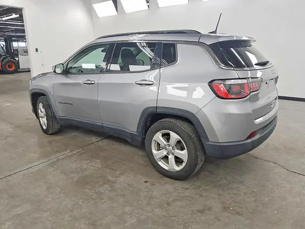 3C4NJCBB5JT193902 — 2018 Jeep Compass, zdjęcie 2 z Copart 22.10.2026, Drobne wgniecenia i rysy