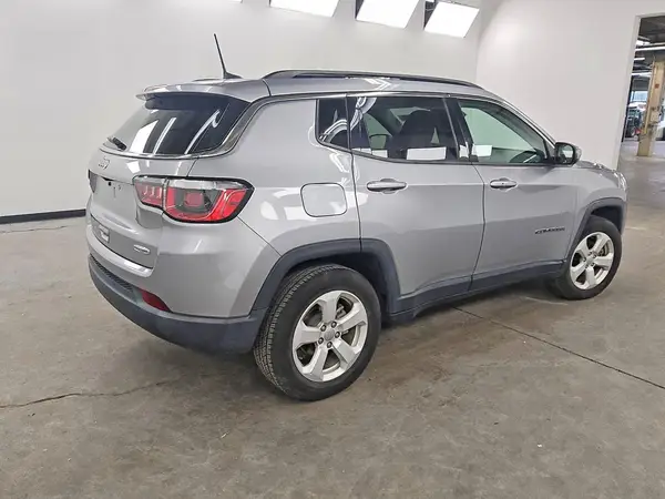 3C4NJCBB5JT193902 — 2018 Jeep Compass, zdjęcie 3 z Copart 22.10.2026, Drobne wgniecenia i rysy