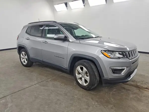 3C4NJCBB5JT193902 — 2018 Jeep Compass, zdjęcie 4 z Copart 22.10.2026, Drobne wgniecenia i rysy