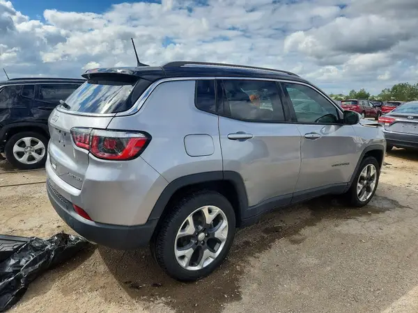 3C4NJDCB5JT437018 — 2018 Jeep Compass, zdjęcie 3 z Copart, Przód