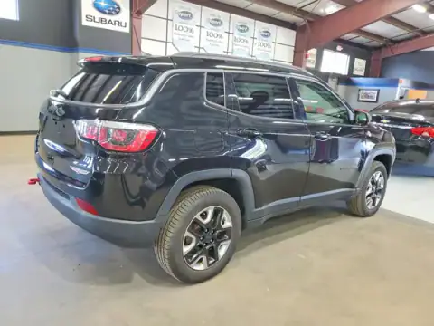 3C4NJDDB4JT129093 — 2018 Jeep Compass, foto 3 de Copart 24.09.2026, Pequeñas abolladuras y arañazos