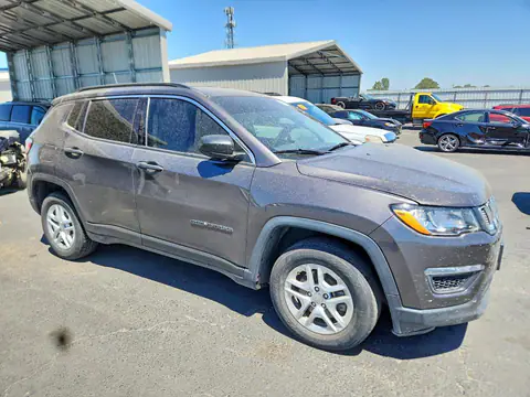 3C4NJCAB7KT614702 — 2019 Jeep Compass, foto 4 de Copart 29.10.2026, Parte delantera