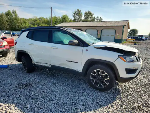 3C4NJDDB9KT794038 — 2019 Jeep Compass, foto 4 de Copart, Vuelco