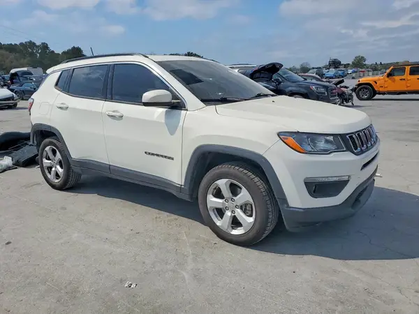 3C4NJDBB3KT812844 — 2019 Jeep Compass, zdjęcie 4 z Copart 05.10.2026, Tył
