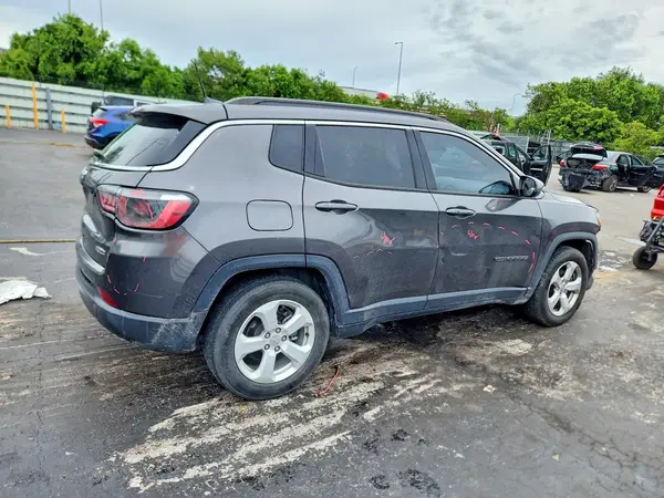 3C4NJCBB7KT646564 — 2019 Jeep Compass, zdjęcie 3 z Copart, Przód