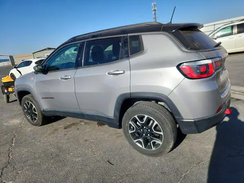 3C4NJDDB6KT795910 — 2019 Jeep Compass, фото 2 с аукциона Copart 26.10.2026, пожар двигателя