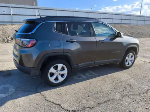 3C4NJDBBXLT236333 — 2020 Jeep Compass, foto 3 de Copart 24.09.2026, Daños mecánicos