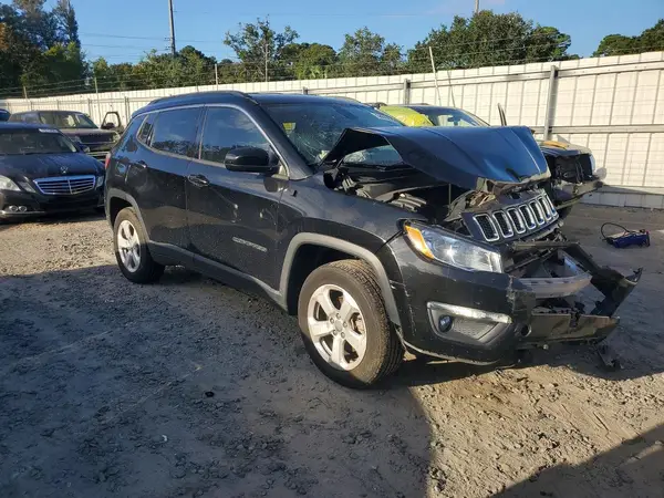 3C4NJDBB9LT203923 — 2020 Jeep Compass, zdjęcie 4 z Copart 08.10.2026, Przód