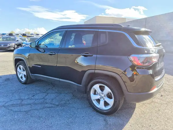 3C4NJCBB1MT592097 — 2021 Jeep Compass, фото 2 с аукциона Copart 01.10.2026, Мелкие вмятины и царапины