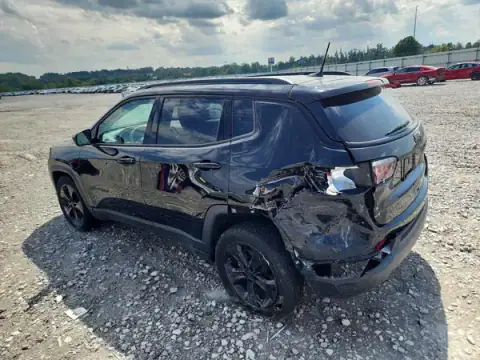 3C4NJCBB0MT573735 — 2021 Jeep Compass, zdjęcie 2 z Copart 23.09.2026, Uszkodzenia podwozia