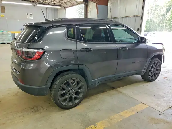 3C4NJDEB0MT601132 — 2021 Jeep Compass, zdjęcie 3 z Copart 14.10.2026, Przód