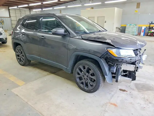 3C4NJDEB0MT601132 — 2021 Jeep Compass, zdjęcie 4 z Copart 14.10.2026, Przód