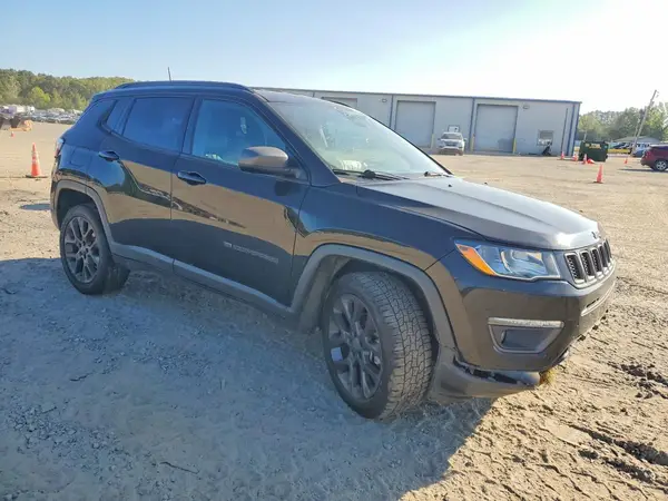 3C4NJDEB0MT596515 — 2021 Jeep Compass, zdjęcie 4 z Copart, Przód
