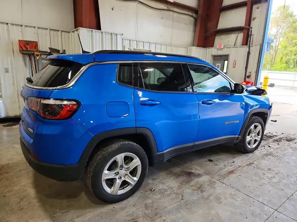 3C4NJDBN3PT538448 — 2023 Jeep Compass, фото 3 с аукциона Copart, Передняя часть