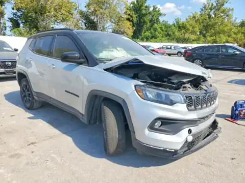 3C4NJDBN9RT142561 — 2024 Jeep Compass, foto 4 de Copart, Parte delantera
