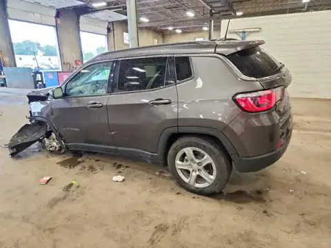 3C4NJDBN4RT607733 — 2024 Jeep Compass, zdjęcie 2 z Copart, Przód