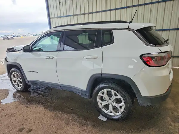 3C4NJDBN9RT118129 — 2024 Jeep Compass, фото 2 с аукциона Copart 05.10.2026, Передняя часть