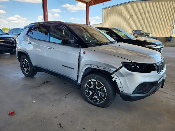3C4NJDDN0ST551129 — 2025 Jeep Compass, фото 4 с аукциона Copart 28.09.2026, Передняя часть