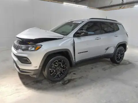 3C4NJDBN3ST571183 — 2025 Jeep Compass, Parte delantera (Front End), fotos antes de reparar