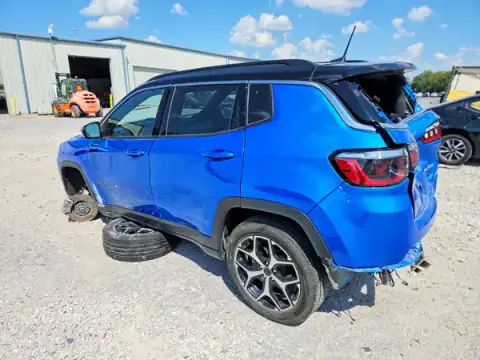 3C4NJDCN6ST581575 — 2025 Jeep Compass, фото 2 з Copart 23.09.2026, Задня частина