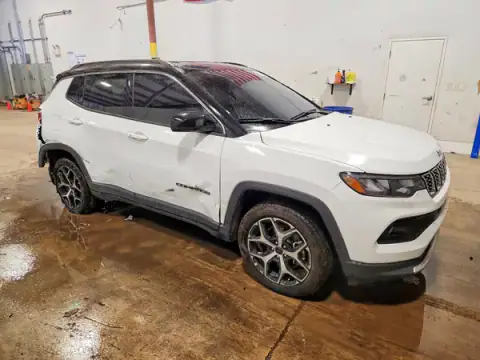 3C4NJDCN7ST621565 — 2025 Jeep Compass, zdjęcie 4 z Copart 21.09.2026, Tył