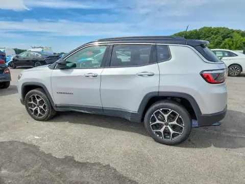 3C4NJDCN2ST510759 — 2025 Jeep Compass, foto 2 de Copart 23.09.2026, Parte delantera
