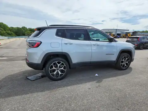 3C4NJDCN2ST510759 — 2025 Jeep Compass, foto 3 de Copart 23.09.2026, Parte delantera