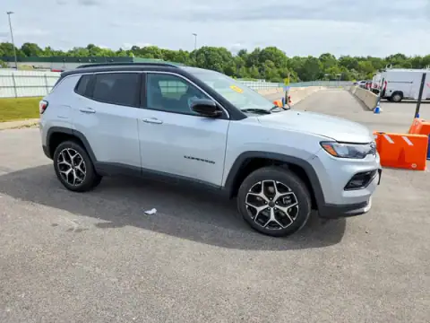 3C4NJDCN2ST510759 — 2025 Jeep Compass, foto 4 de Copart 23.09.2026, Parte delantera