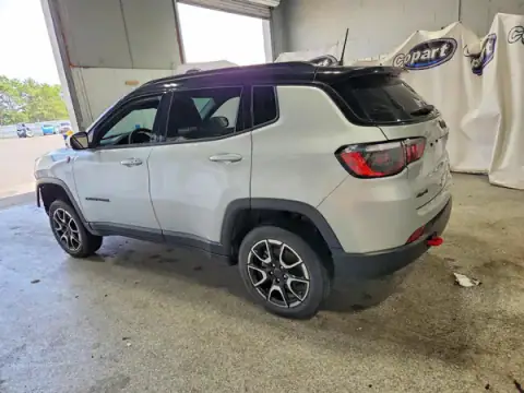 3C4NJDDNXST564566 — 2025 Jeep Compass, zdjęcie 2 z Copart 21.09.2026, Uszkodzenia mechaniczne
