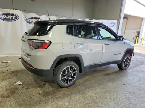 3C4NJDDNXST564566 — 2025 Jeep Compass, zdjęcie 3 z Copart 21.09.2026, Uszkodzenia mechaniczne