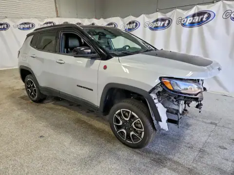 3C4NJDDNXST564566 — 2025 Jeep Compass, zdjęcie 4 z Copart 21.09.2026, Uszkodzenia mechaniczne