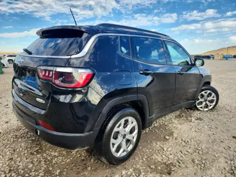 3C4NJDBNXST604194 — 2025 Jeep Compass, ფოტო 3, Copart 21.09.2026, ქვედა ნაწილის დაზიანება