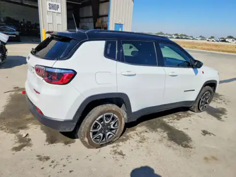 3C4NJDDN4ST534222 — 2025 Jeep Compass, фото 3 з Copart 21.09.2026, Передня частина
