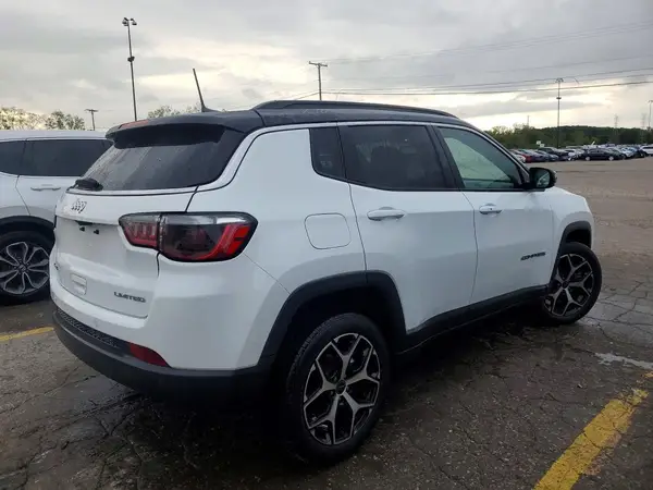 3C4NJDCN3ST552292 — 2025 Jeep Compass, zdjęcie 3 z Copart, Przód