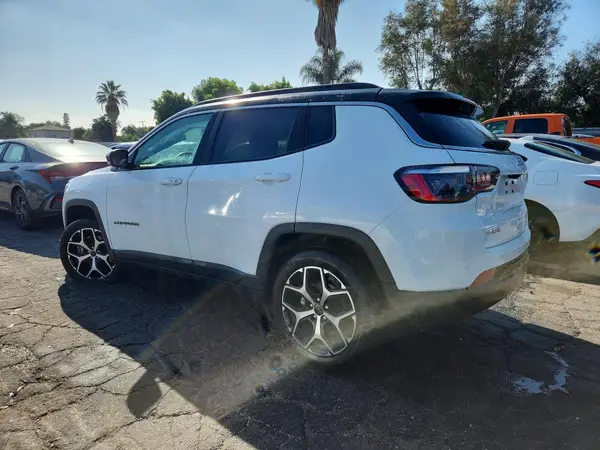 3C4NJDCN7ST597400 — 2025 Jeep Compass, фото 2 с аукциона Copart 28.09.2026, Передняя часть
