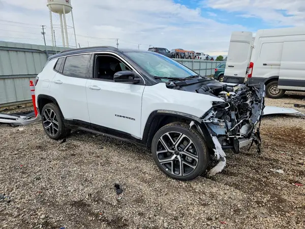 3C4NJDCN0ST615025 — 2025 Jeep Compass, photo 4 from Copart 12.10.2026, Front end