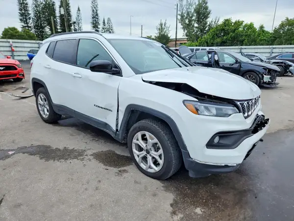 3C4NJDBN1ST586328 — 2025 Jeep Compass, zdjęcie 4 z Copart, Przód