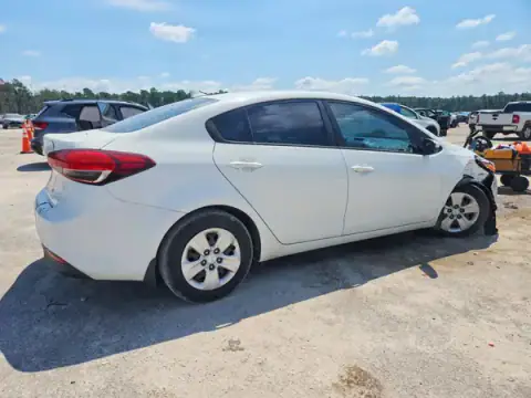 3KPFK4A76HE096243 — 2017 Kia Forte, photo 3 from Copart, Front end