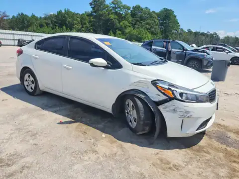 3KPFK4A76HE096243 — 2017 Kia Forte, photo 4 from Copart, Front end