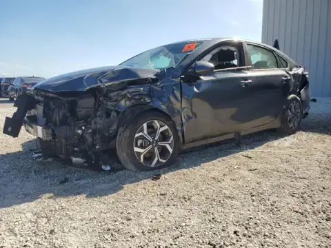 3KPF24AD9LE205213 Kia Forte 2020 — All-over damage damage, before-repair photo