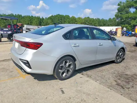 3KPF24AD5ME338942 — 2021 Kia Forte, фото 3 з Copart, Передня частина
