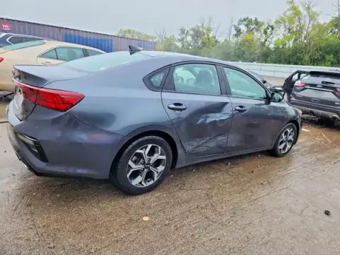 3KPF24AD2ME388245 — 2021 Kia Forte, фото 3 с аукциона Copart 28.09.2026, БОКОВАЯ ЧАСТЬ
