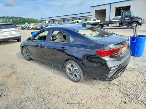 3KPF24AD5ME405068 — 2021 Kia Forte, photo 2 from Copart, Vandalism
