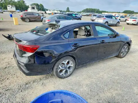 3KPF24AD5ME405068 — 2021 Kia Forte, photo 3 from Copart, Vandalism