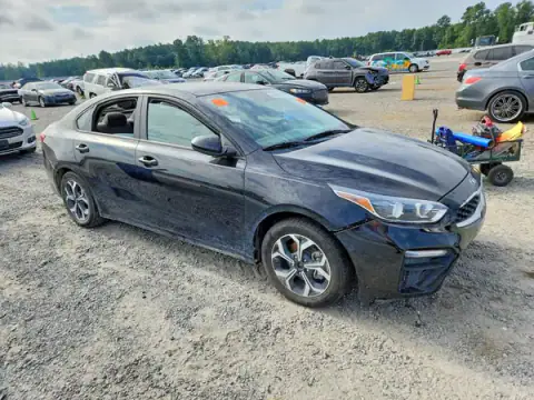 3KPF24AD5ME405068 — 2021 Kia Forte, photo 4 from Copart, Vandalism