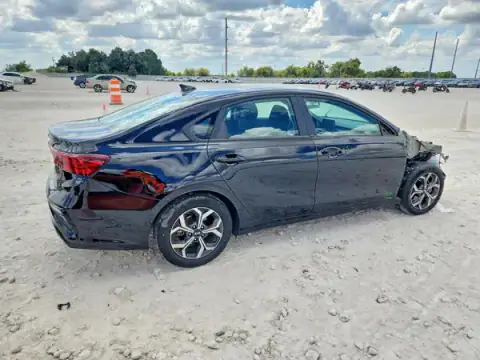 3KPF24ADXME326575 — 2021 Kia Forte, photo 3 from Copart, Front end