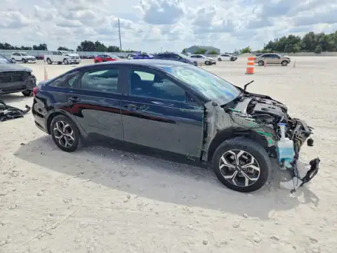 3KPF24ADXME326575 — 2021 Kia Forte, photo 4 from Copart, Front end