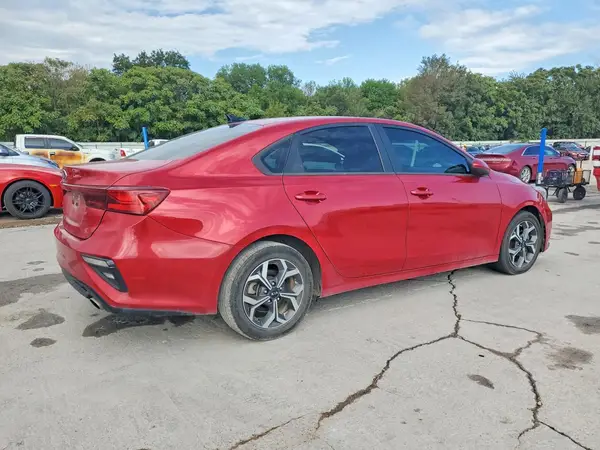 3KPF24AD7ME337811 — 2021 Kia Forte, zdjęcie 3 z Copart, Przód